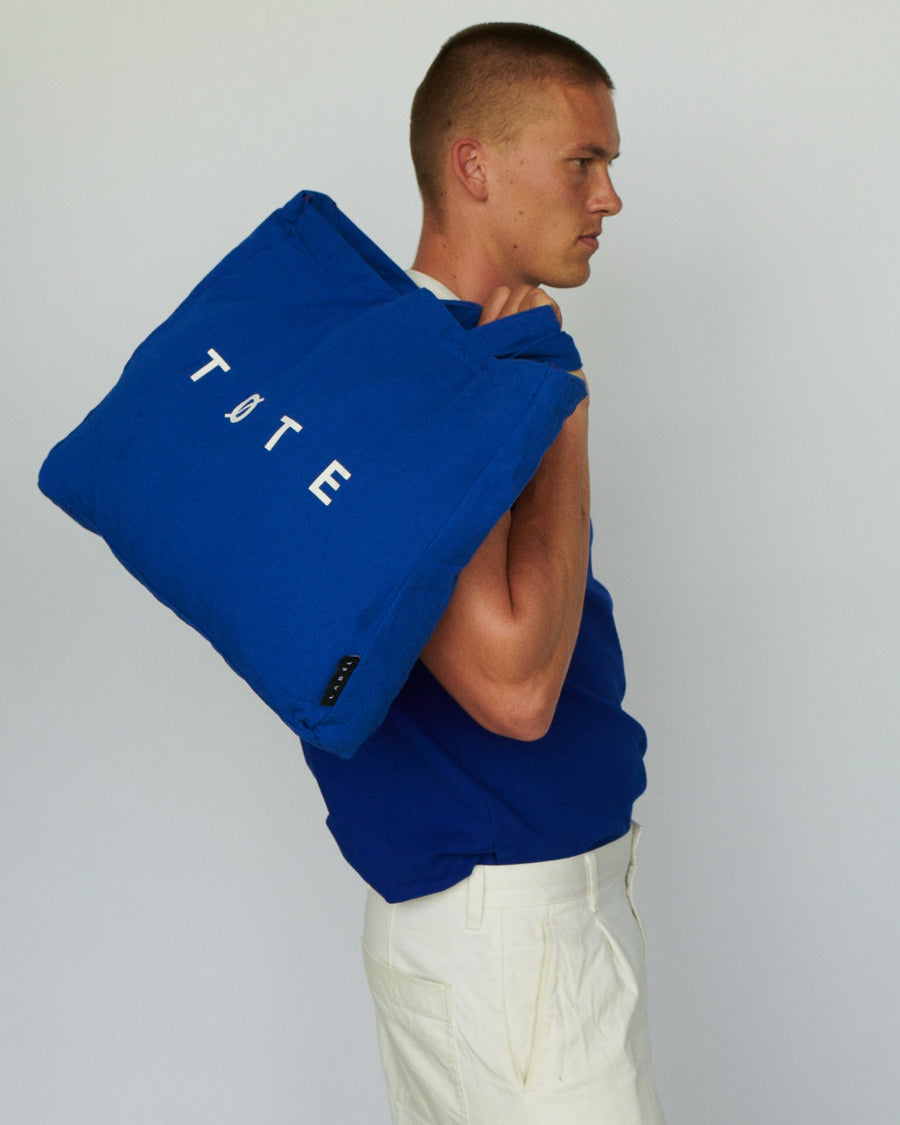 Royal Blue TØTE Bag carried over the shoulder